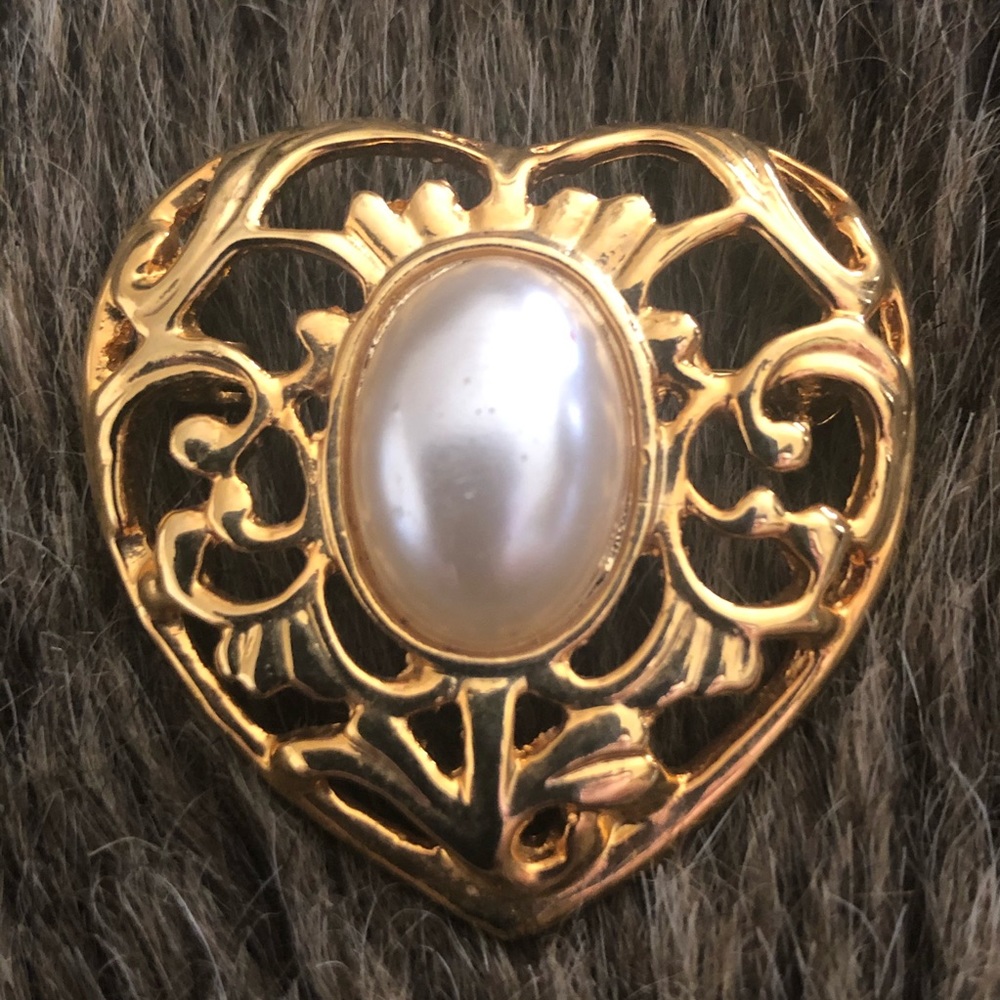 Vintage 80s filigree heart faux pearl brooch pin
